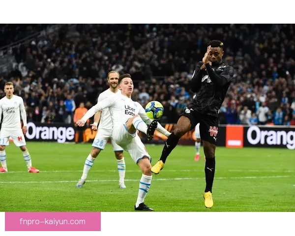 马奎尔防线作用逐渐显著，状态回暖助力球队防守稳定性提升。